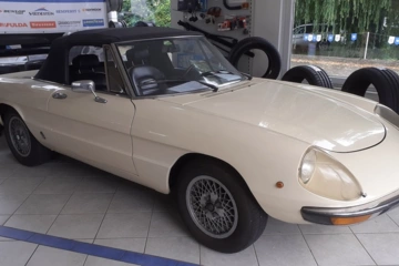
                            Alfa Romeo 2000 Spider Veloce
                        