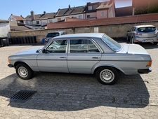 Mercedes-Benz 230 E