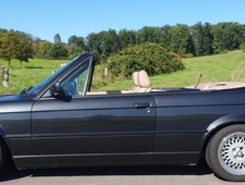 BMW 320i (E30)