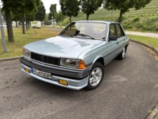 Peugeot 305